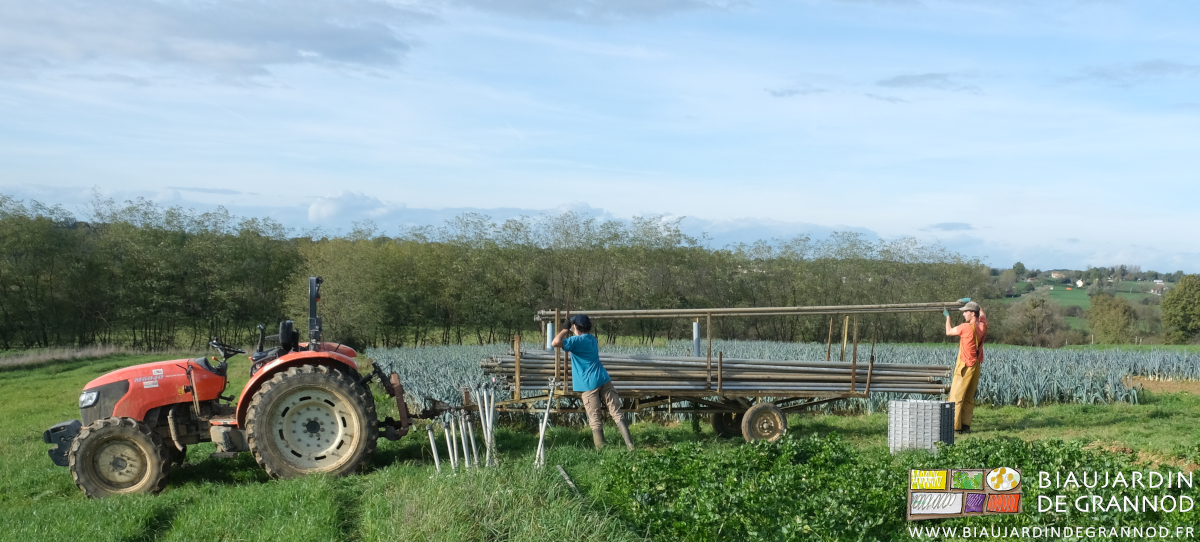 photo de l'empilage des tubes métalliques entre les ridelles de la remorque