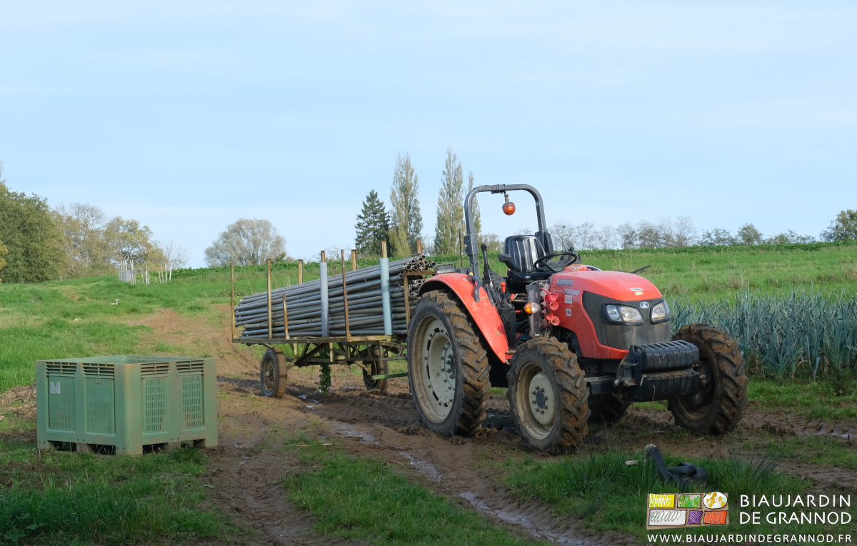 photo du tracteur avec sa remorque équipée pour y ranger les tubes à demeure