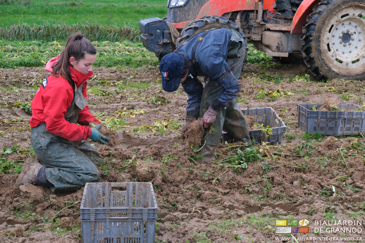 photo de Kim et Vivien les gants couverts de terre