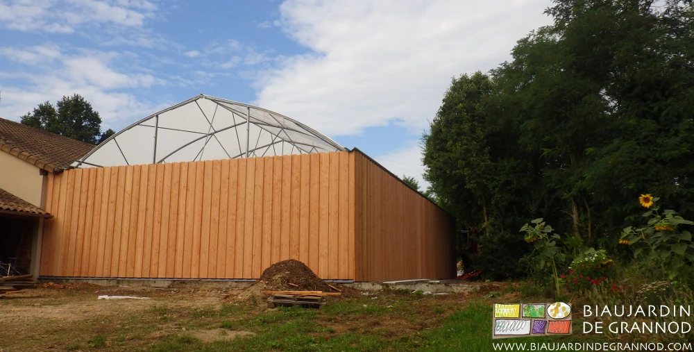vue du bâtiment extension bardé en planche de douglas