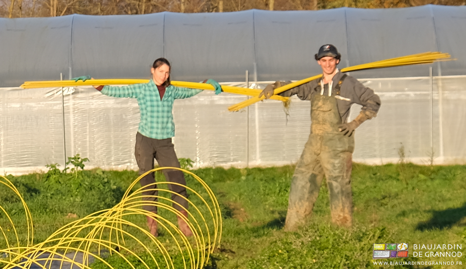 photo d'Émilie et Vivien portant des arceaux sur l'épeaule