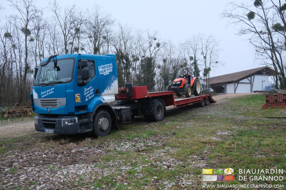 le tracteur estinstallé sur le plateau du camion pour aller chez le mécanoi