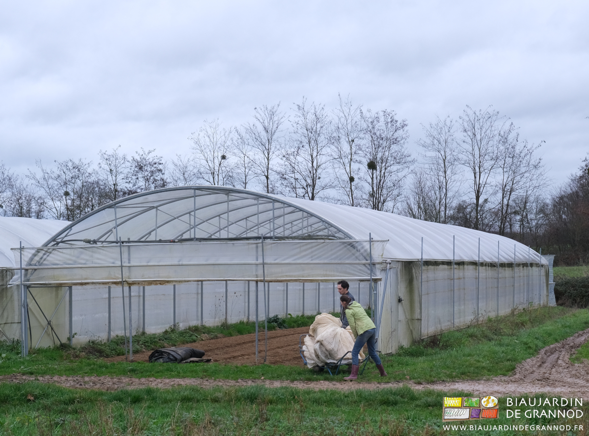 photo de l'équipê qui amène en brouette le voile de protection contre le froid