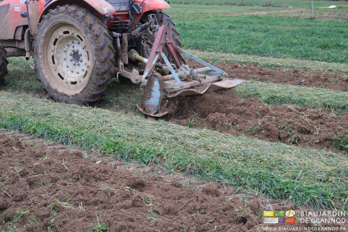 photo de détail du rotovator en déchaumage superficiel projetant de petites mottes en arrière