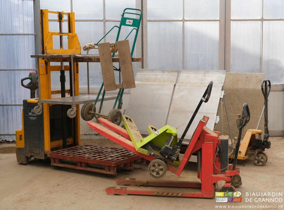 photo de groupe du cheptel d'outils de manutention de palettes et palox dans le bâtiment