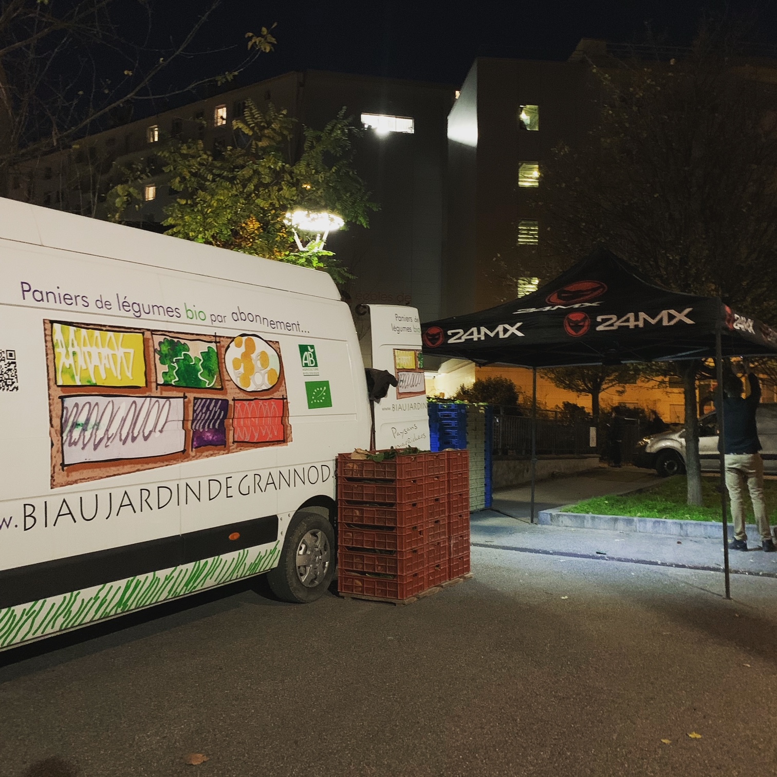 photo nocturne de distribution des paniers à la Guillamap