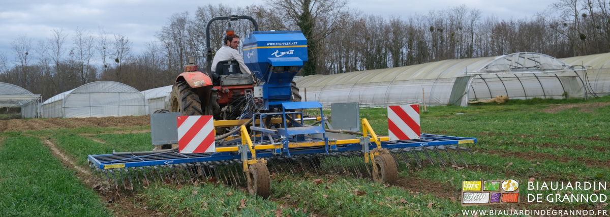 photo du Biau jardinier en torsion pour surveiller son travail au tracteur