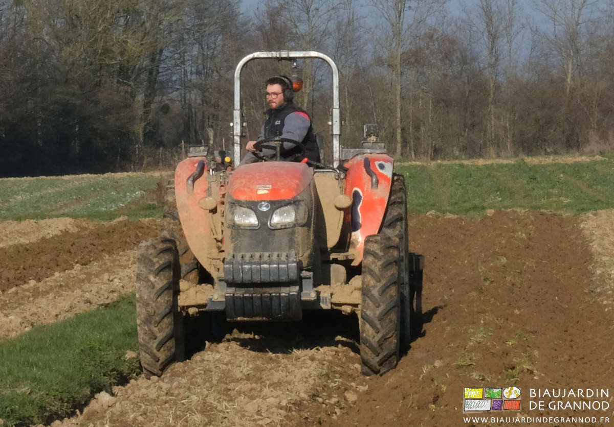 photo de Matthieu au tracteur avec la butteuse sous beau ciel bleui