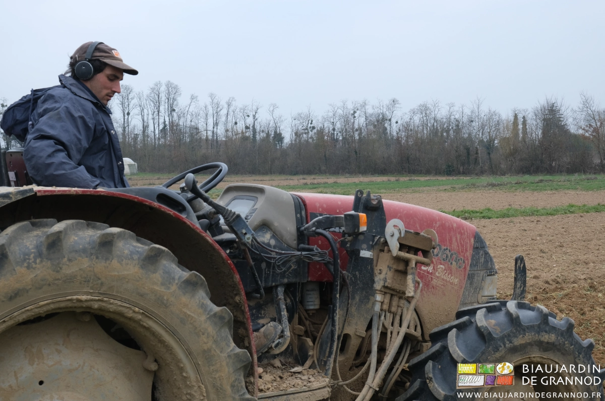 photo de Vivien attentif à la manœuvre du tracteur