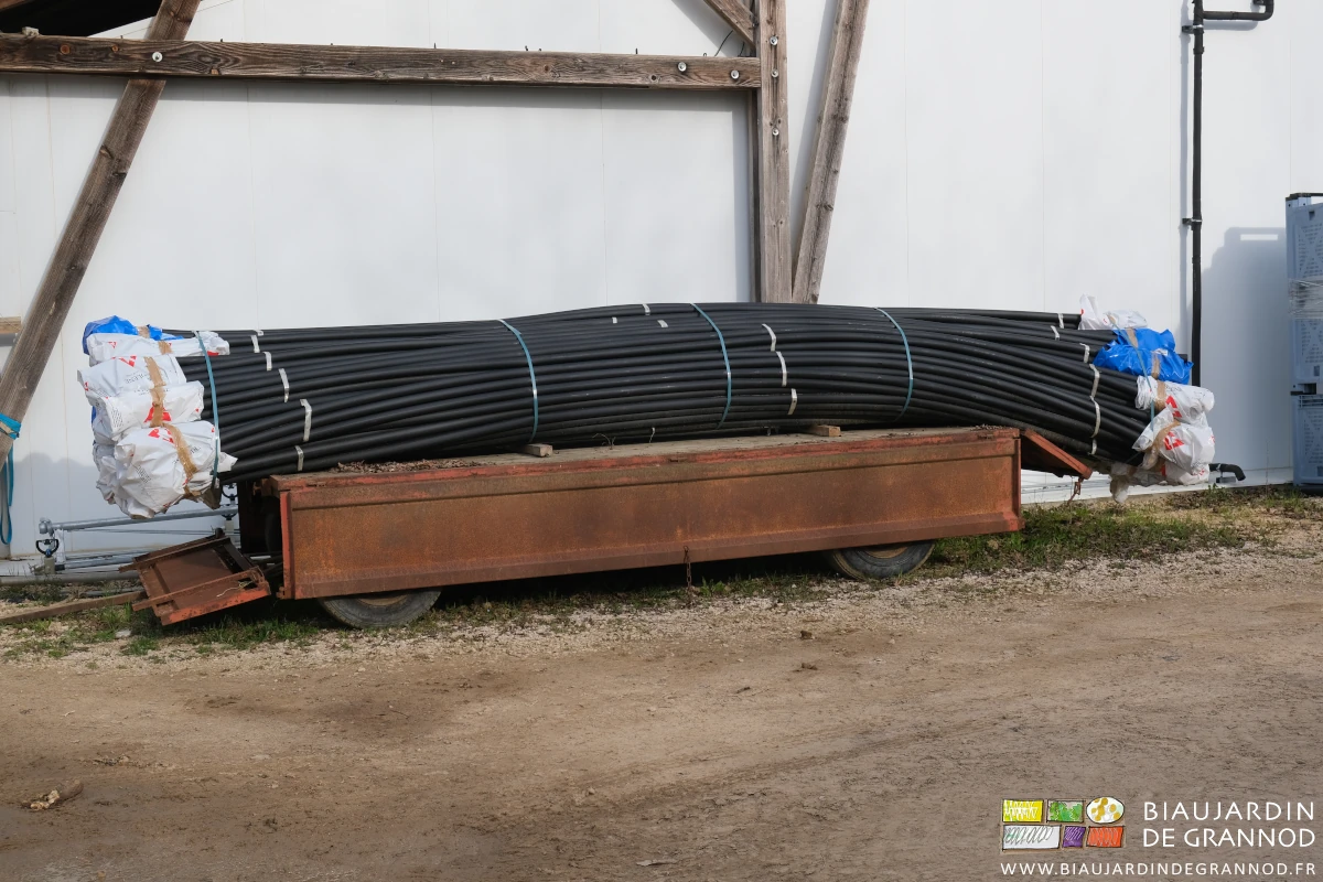 photo de la livraison des tubes d'arrosage rangé sur un plateau