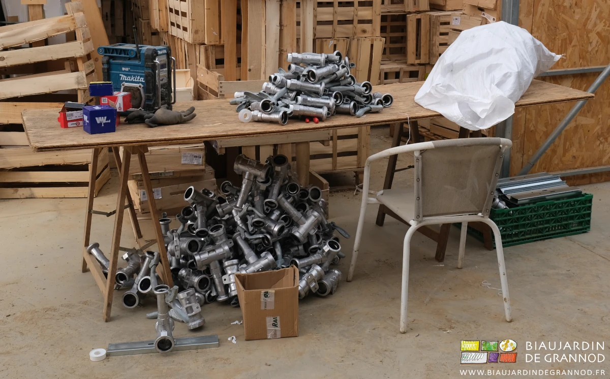 photo des divers tas de pièces pour monter les asperseurs