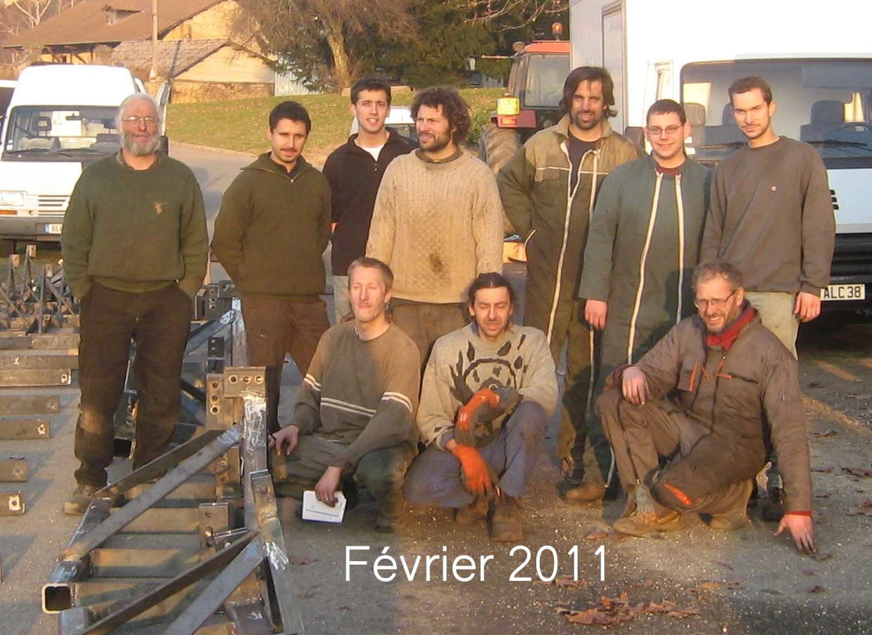 photo de groupe des premiers participants à un stage Adabio d’auto-construction