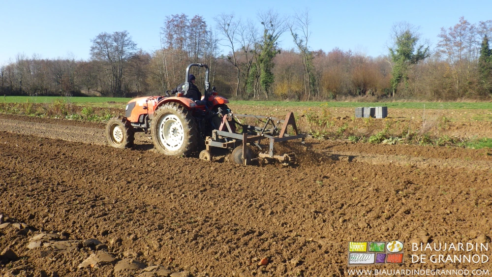 photo printanière du dernier passage de cultibutte avant semis ou plantation