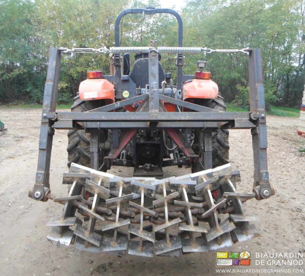 photo du roloflex ptenu levé par notre tracteur : donc outil "mou"