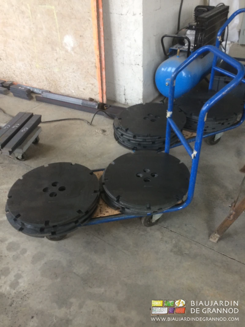photo des disques auxquels souder les pales rangés sur un chariot