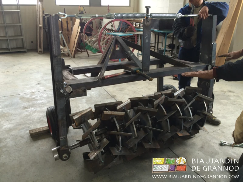 photo du chassis maintenant en tension souple par un ressort les pièces travaillantes du roloflex