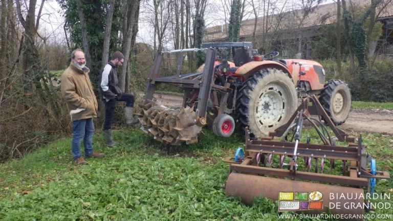 photo de Matthieu et Gérard en discussion devant le prototype de roloflex à essayer