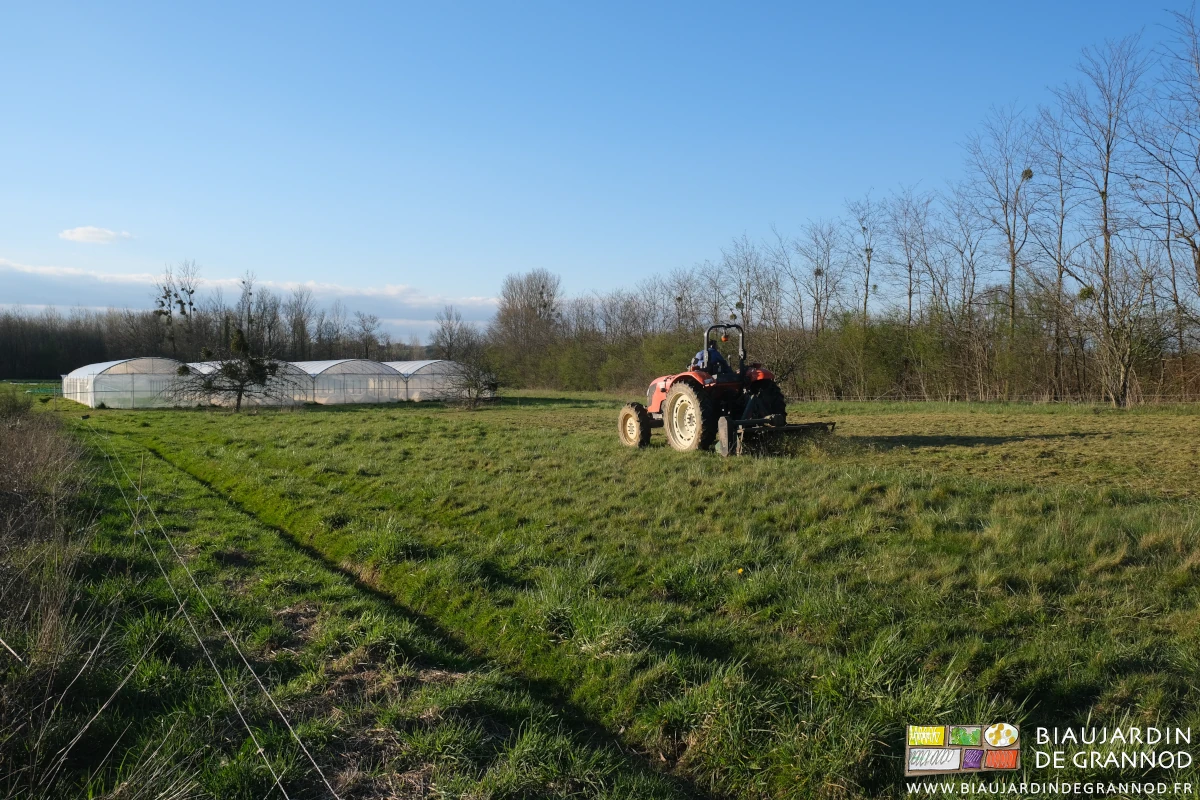 photo du broyage des refus de pâturage de la prairie à coté du quadri-tunnel