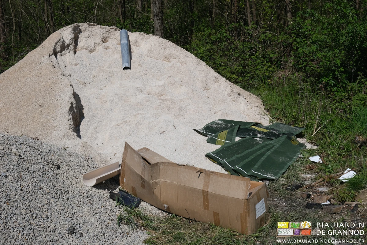 photo du tas de gravier, tube de descente d'eau pluviale, carton de silosacs neufs. 