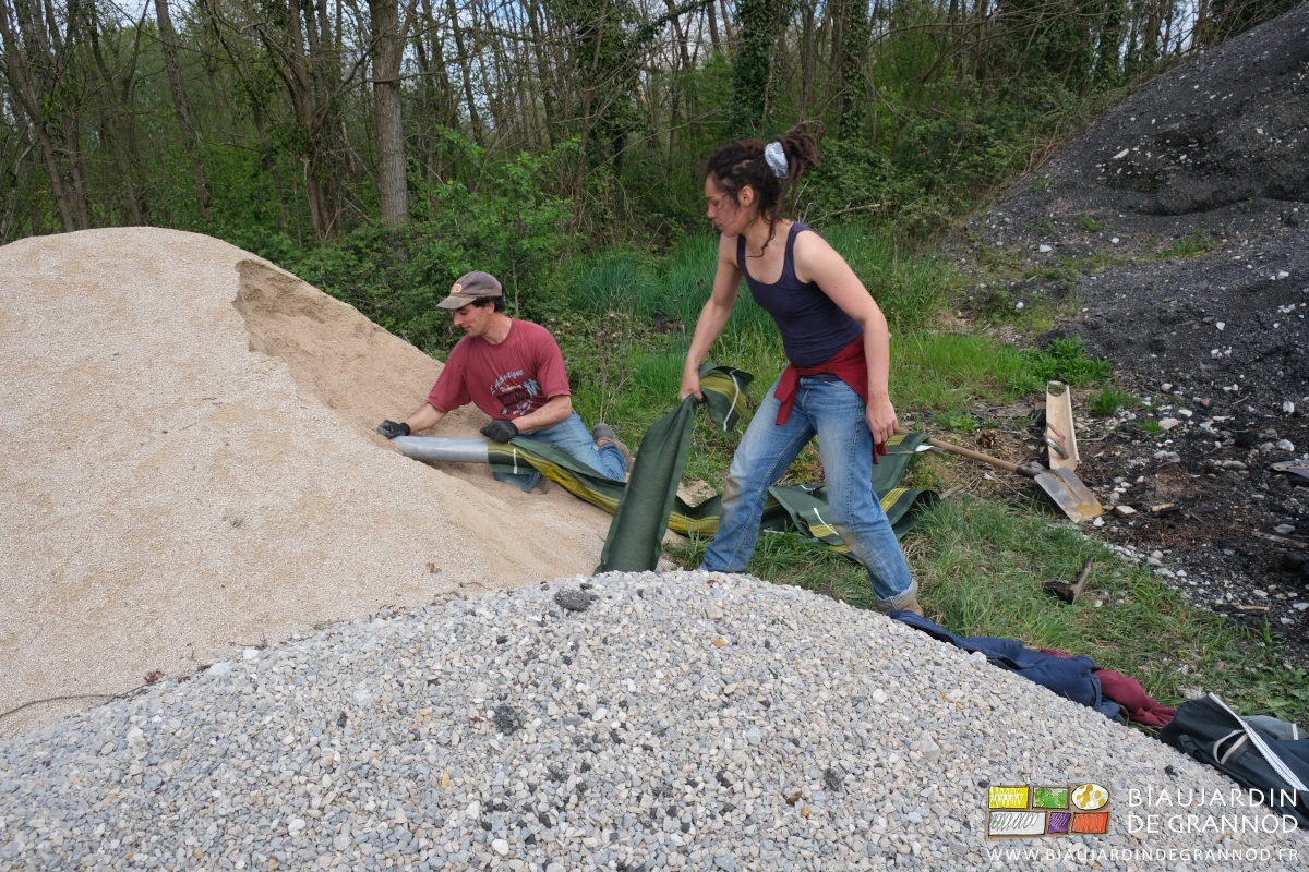 photo de Vivien remplissant de gravier le silosac vide