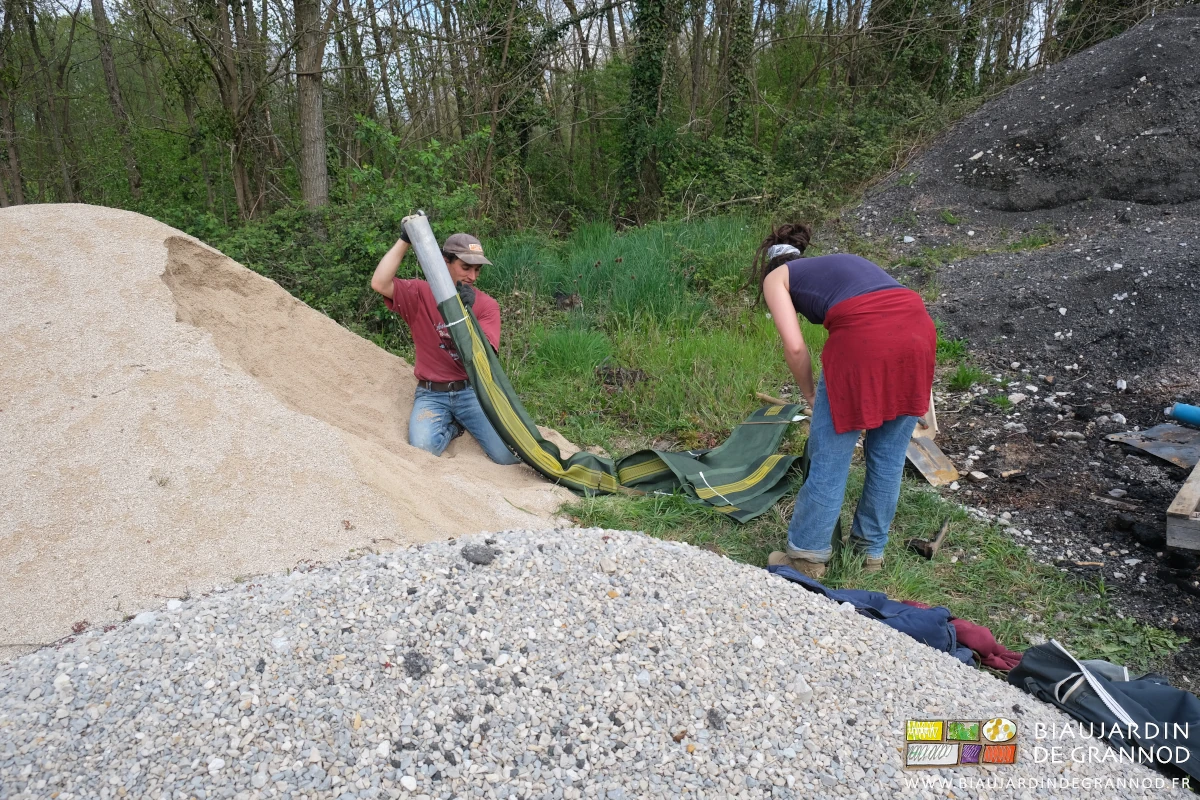 photo de Morgane nouant l'extrémité du silosac quand Vivien remplit le suivant