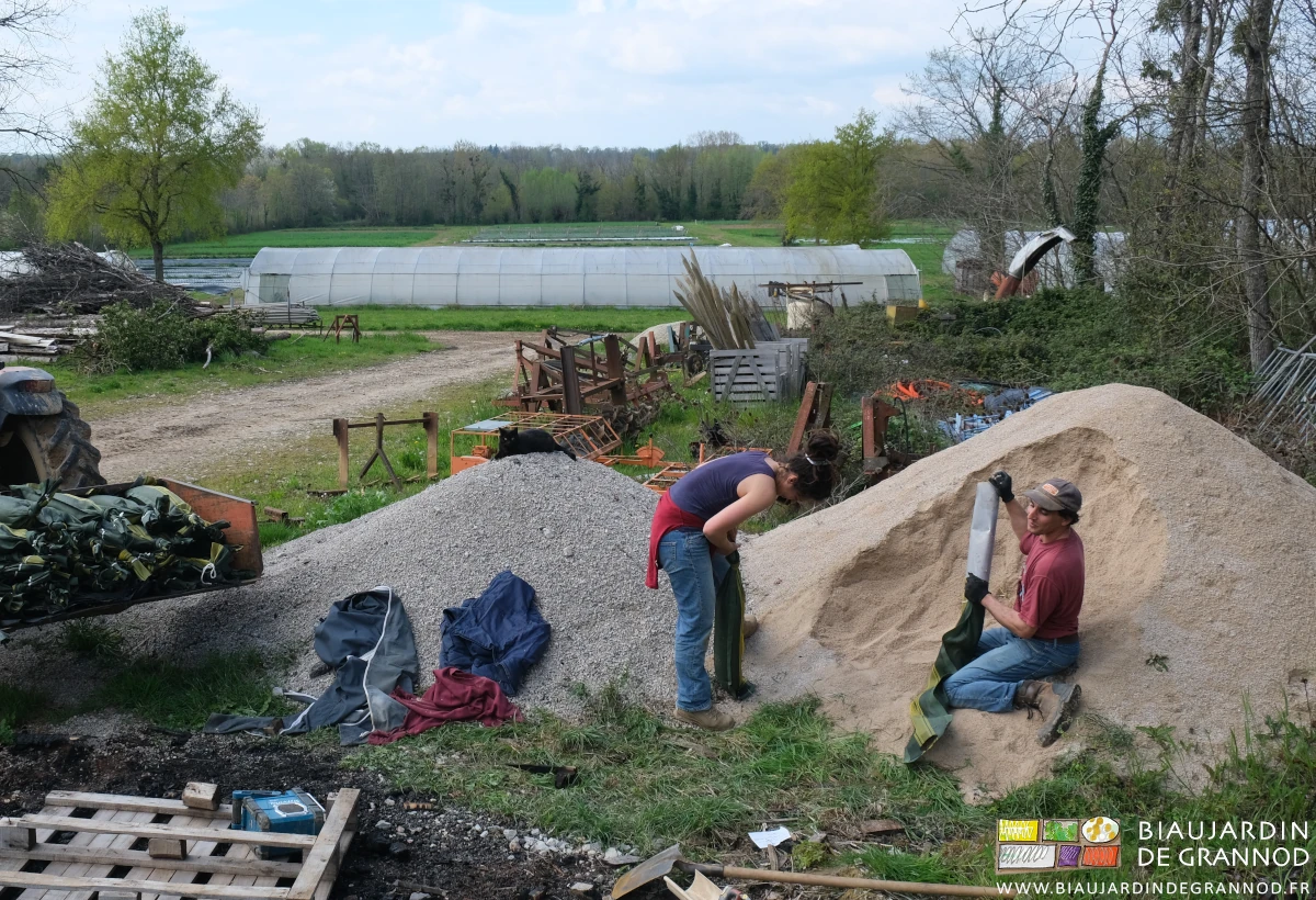 photo d’ensemble de l'activité remplir nouer, en présence de la sono à batterie et des pulls posés
