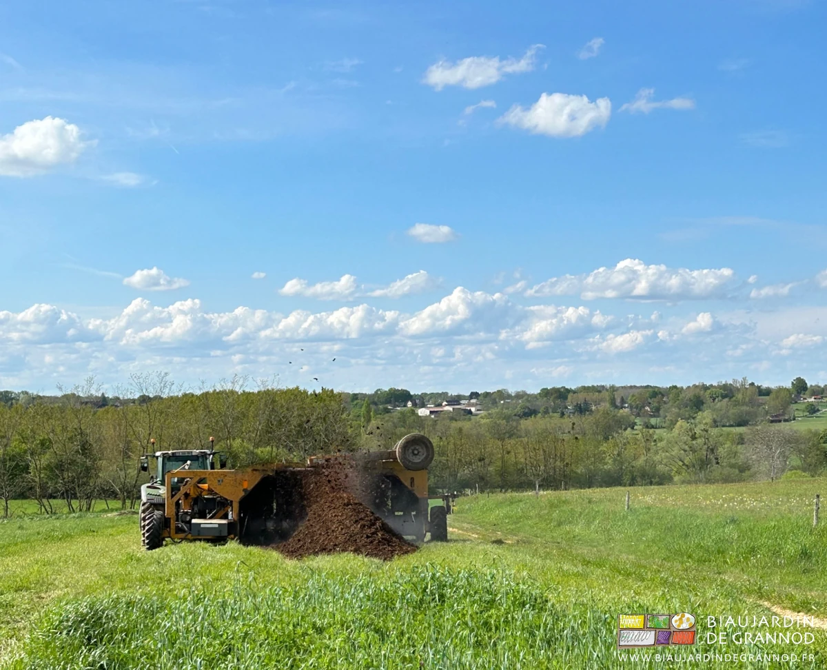 photo du retournement du tas de fumier dans notre paysage de prés et bocage