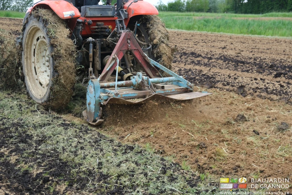 Photo proche du rotovator tenu en travail superficiel, les patins non posés au sol