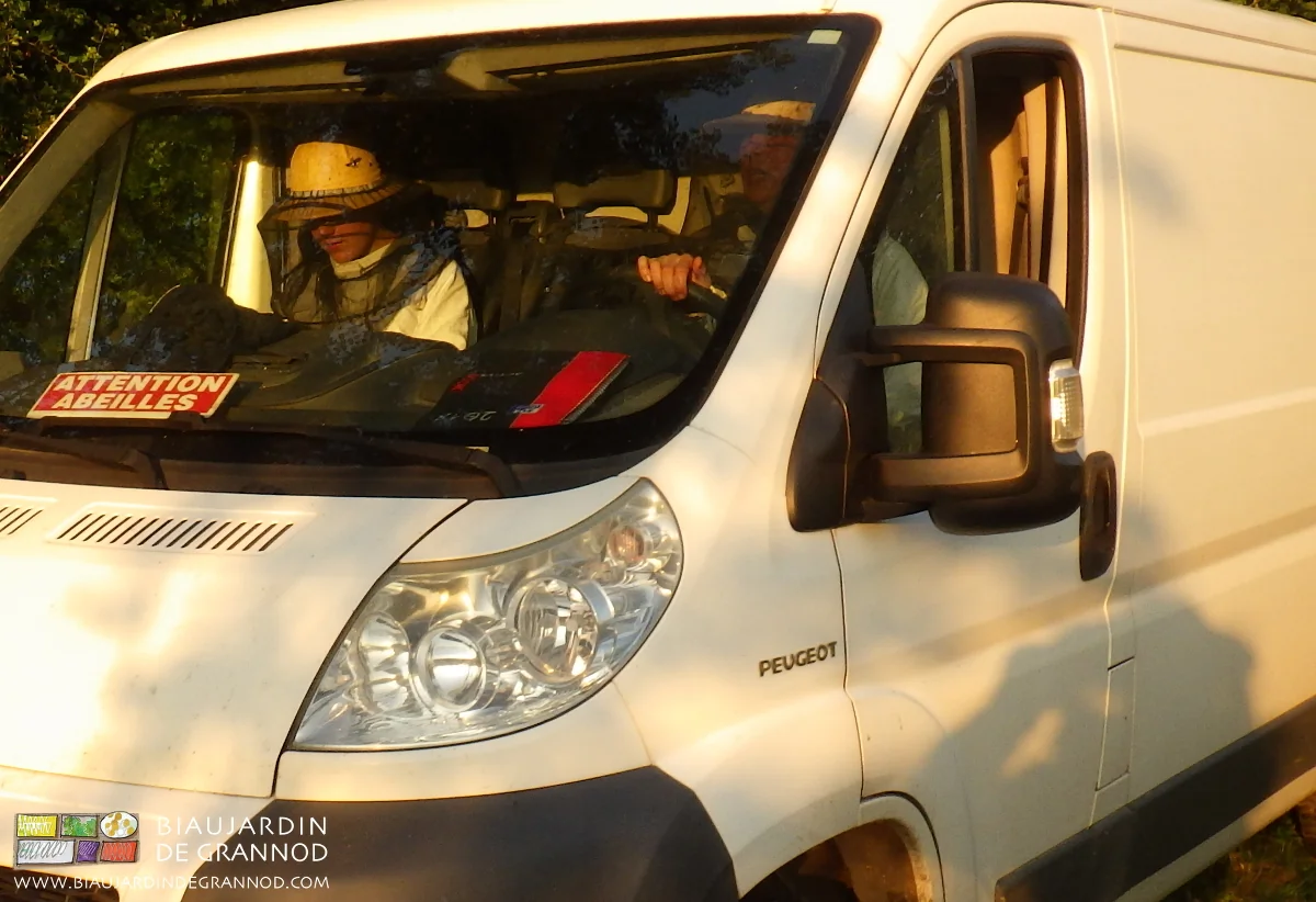 photo de Camille et Séverine en combinaison blanche et chapeau à filet approchant le fourgon