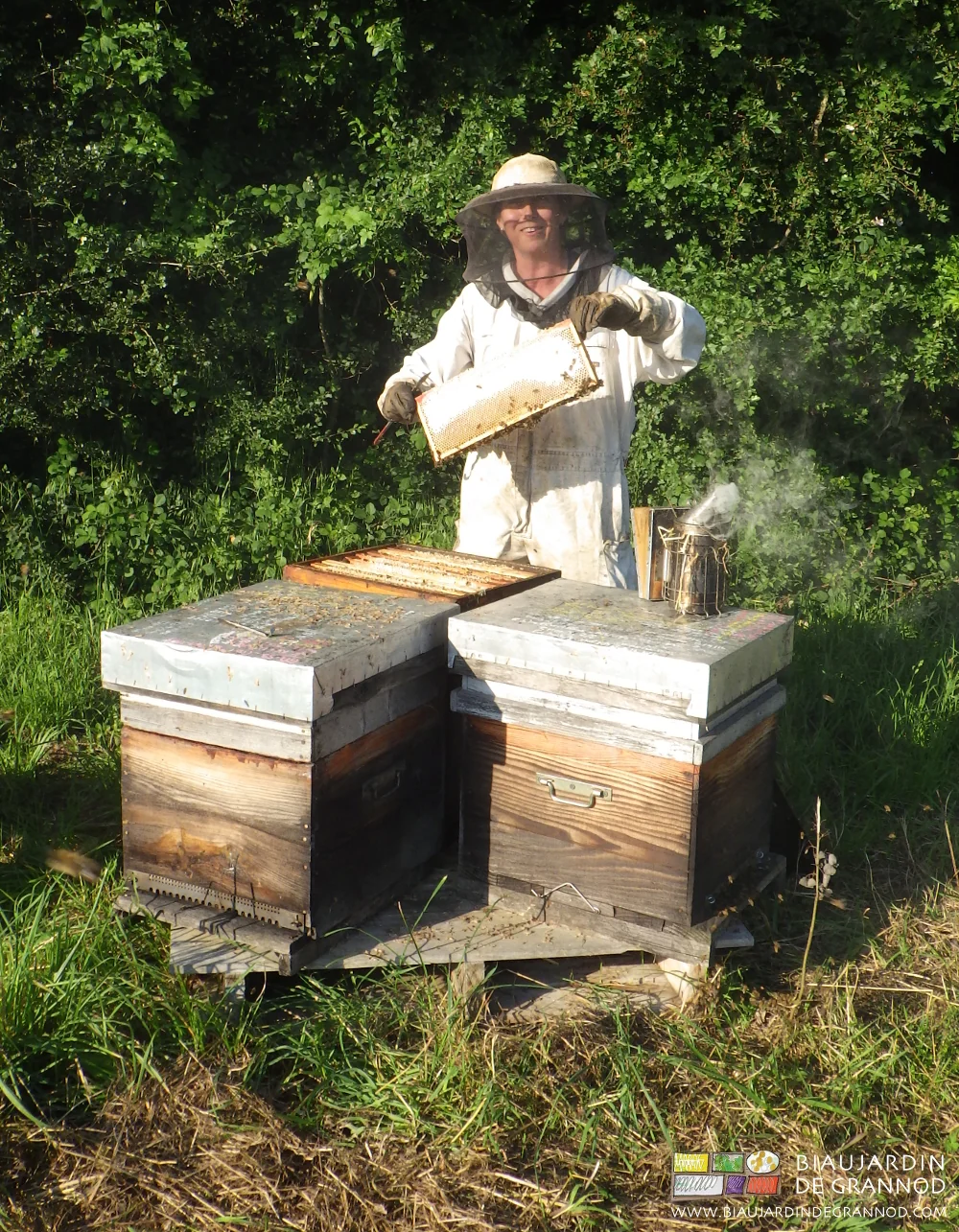 photo de Séverine tout sourire devant la récolte