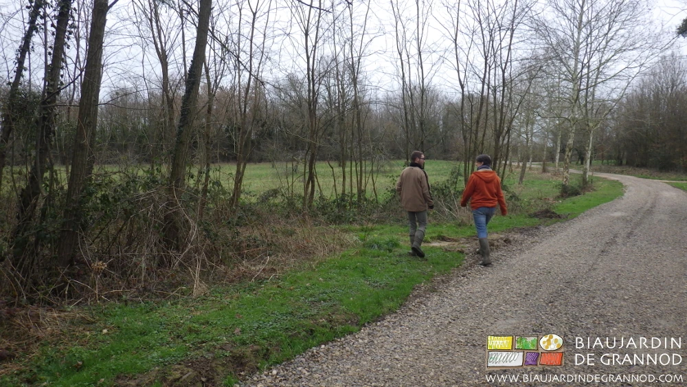 photo de Matthieu guidant Séverine sur la ferme à la recherche du lieu d’un potentiel rucher