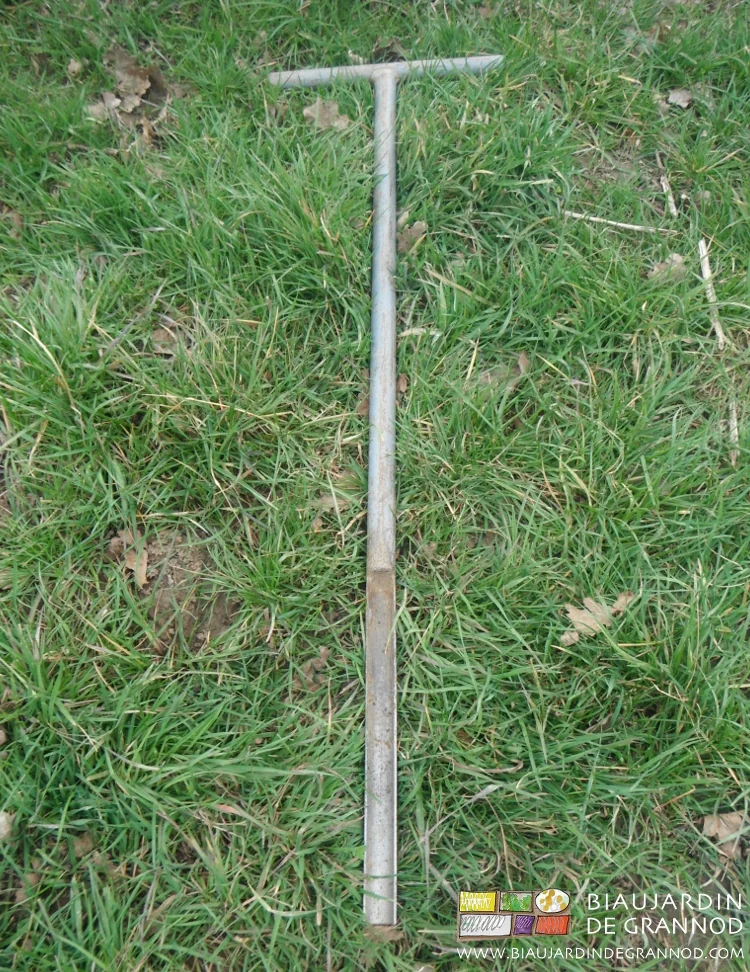 photo de notre gouge un tube métallique coupé de moitié sur 30 cm de longueur