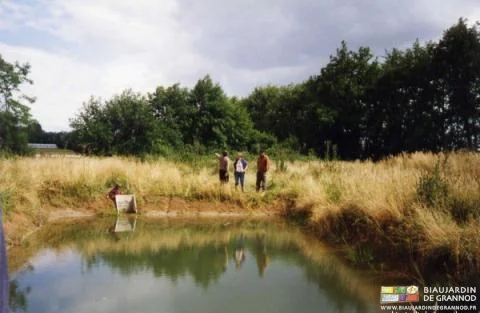 photo 1995 des Biaux Jardiniers devant leur bassin de rétention des eaux de drainage