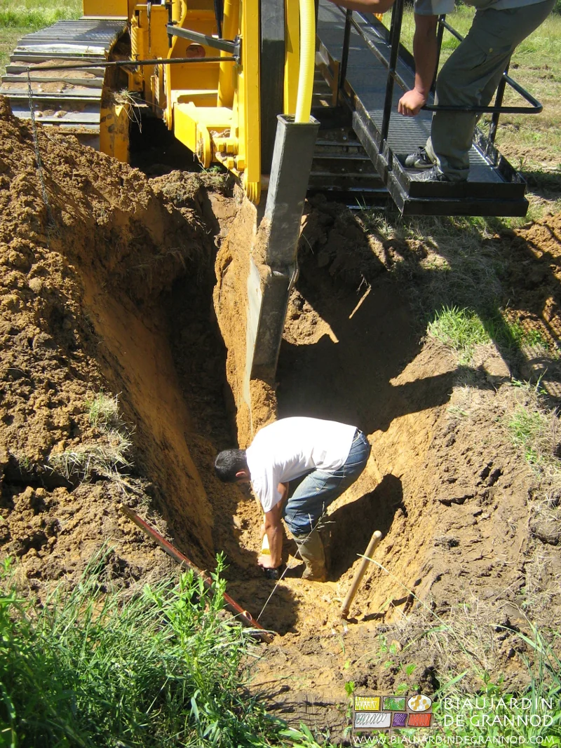 photo de la dent descendue et du drain tenu en place à la main