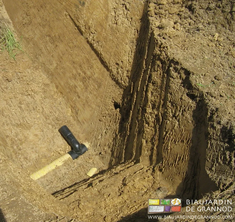 photo du trou accédant au colleteur pour y raccorder un drain
