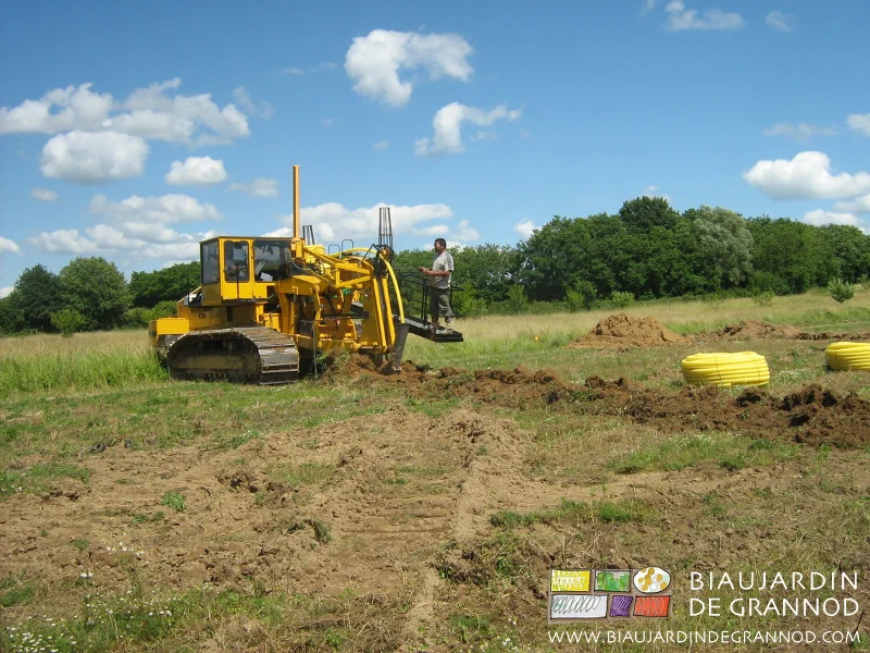 photo la dent de pose qui tranche le sol et laisse la terre soulevée