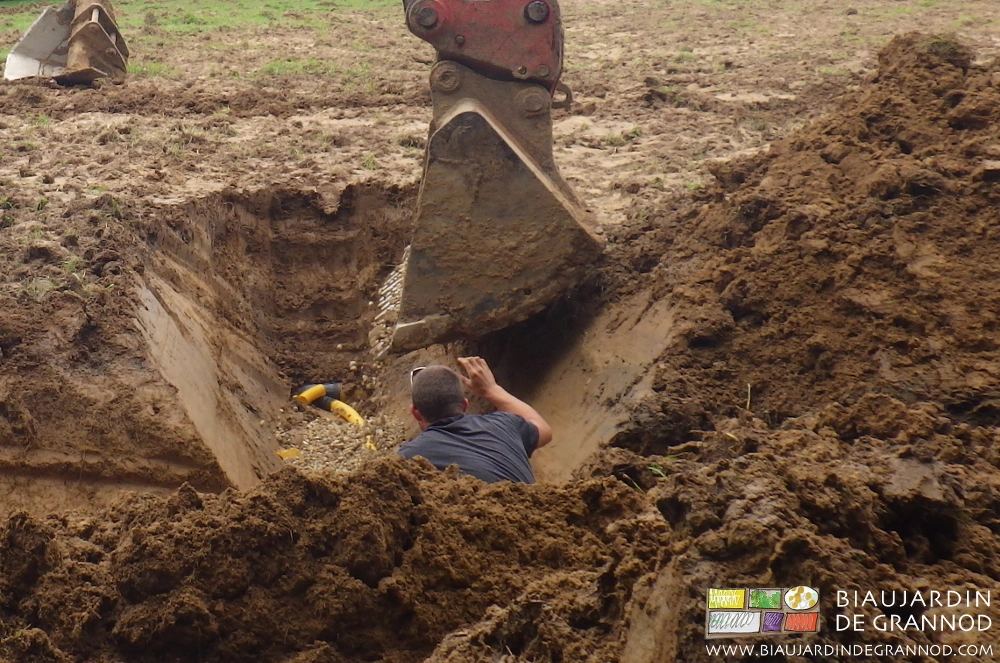 photo du guidage du godet de la pelleteuse à l’œil et la voix depuis le fond de tranchée