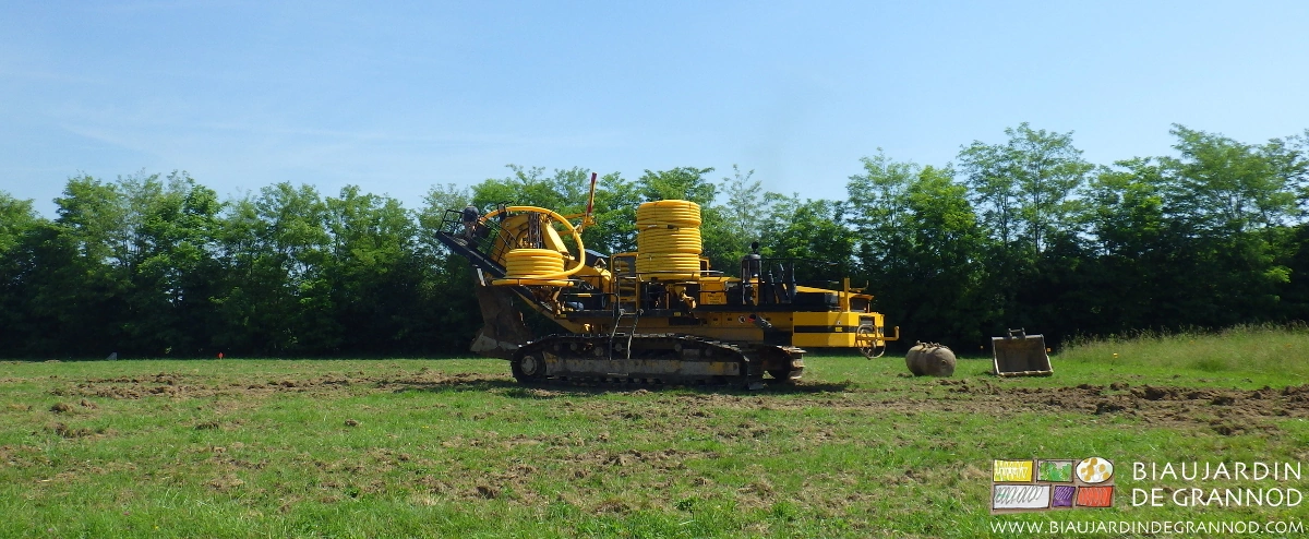photo du sous soleur à chenilles en place dans la parcelle de pré en végétation