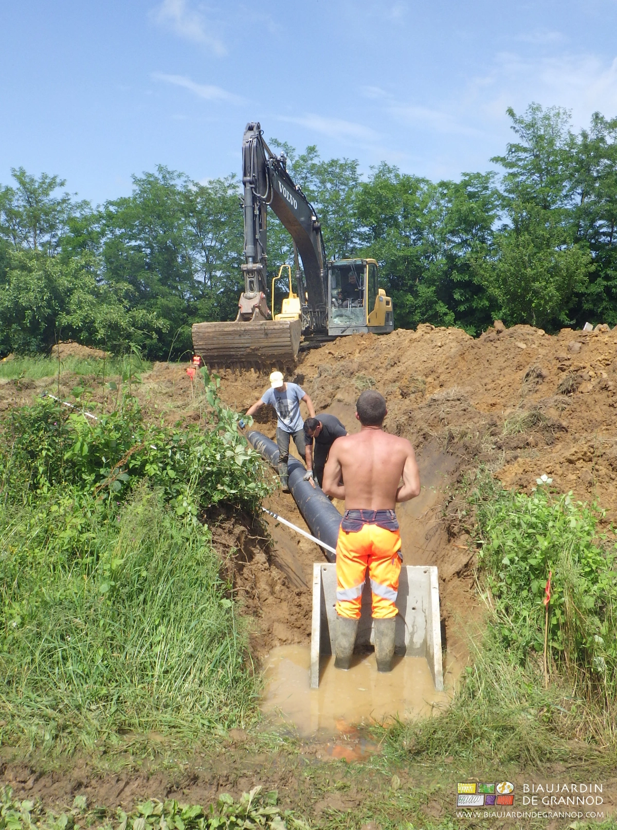 photo d'un salarié de la CUMA au travail avec de l'eau au mollet