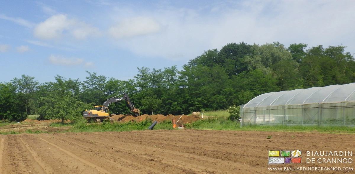 vue depuis le jardin du tas de terre excavé par la pelleteuse