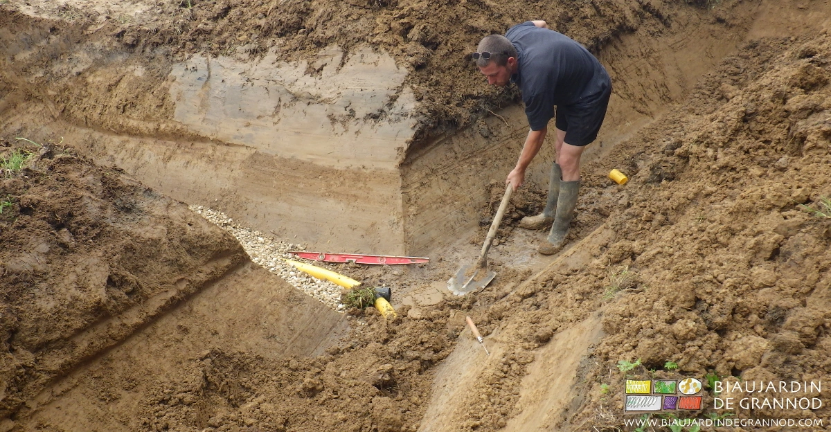 photo des aménagements manuels de drains dans le bas de parcelle