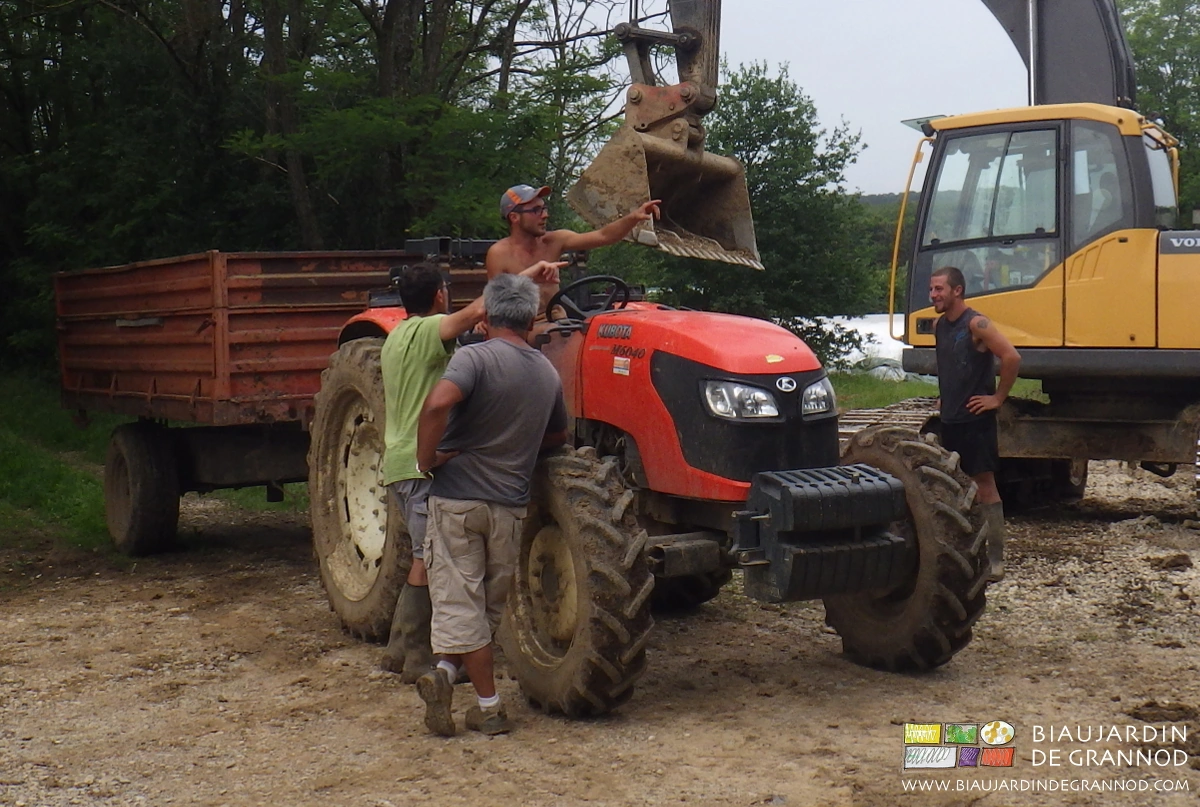 photo du remplissage à la pelleteuse d'une benne de gravier tirée par le kubota