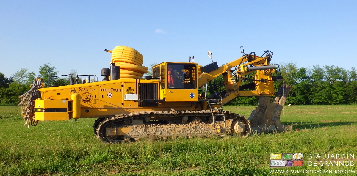 photo du sous-soleur à chenilles, machine de près de 10 mètres de long