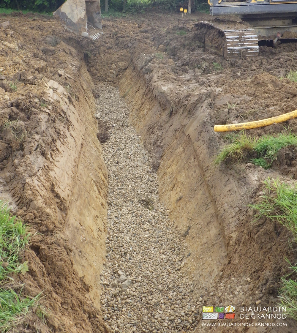 photo du gravillonage d'un drain en fond de traditionnelle basse bressane