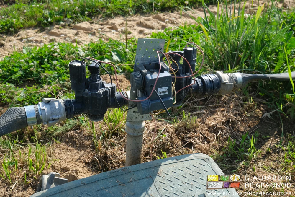 photo des électrovannes programmables en sortie des bouches d'arrosage plein champ