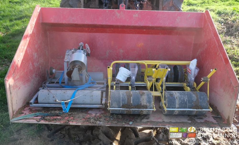 photo des 2 semoirs emportés au jardin dans la benne arrière