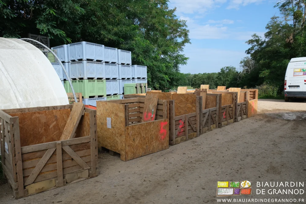 photo des palox bois rangés dans la cour prêts à être emmenés au jrdin