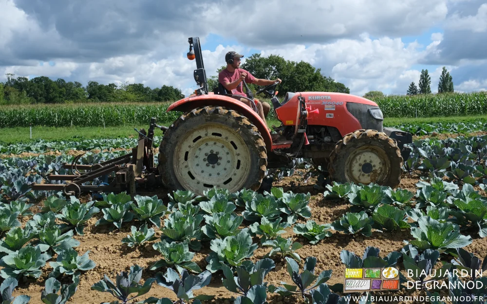 photo profil de tracteur et barre porte outils conduits par Matthieu