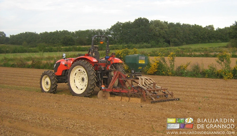 photo d'un vieux semoir à engrais vert adapté pour planches permanentes