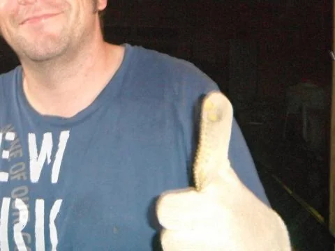 photo d'ami tout sourire et pouce levé : le chantier est réussi